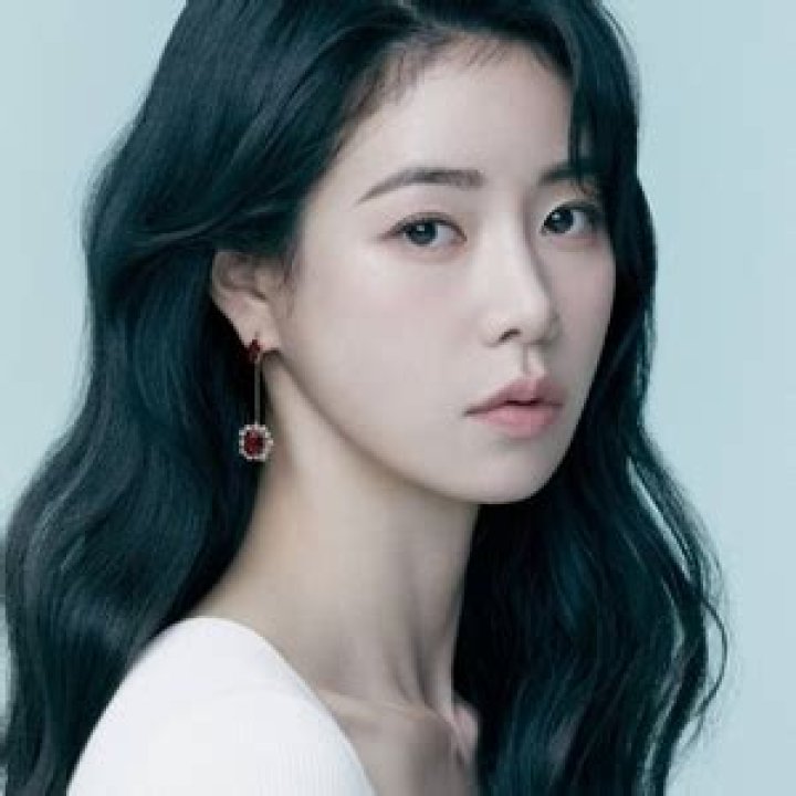 Lim Ji-yeon Bio – Facts, Age, Boyfriend, Net Worth, Family, Height